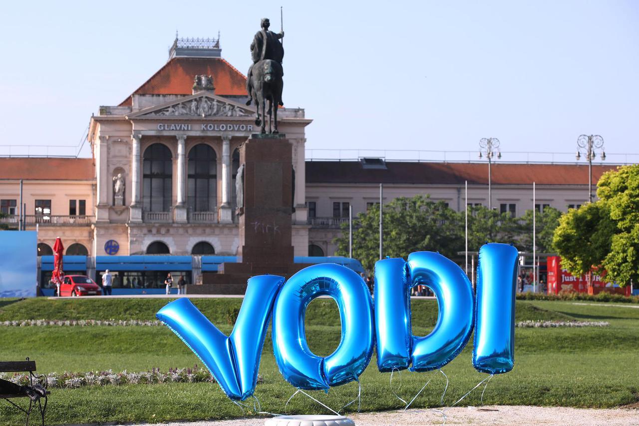 Zagreb: Na Tomislavcu postavljeni plavi baloni koji tvore riječ "VODI"