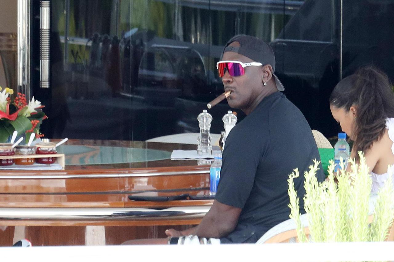 Šibenik: Michael Jordan uživa na jahti O'Pari uz cigaru i društvo supruge Yvette
