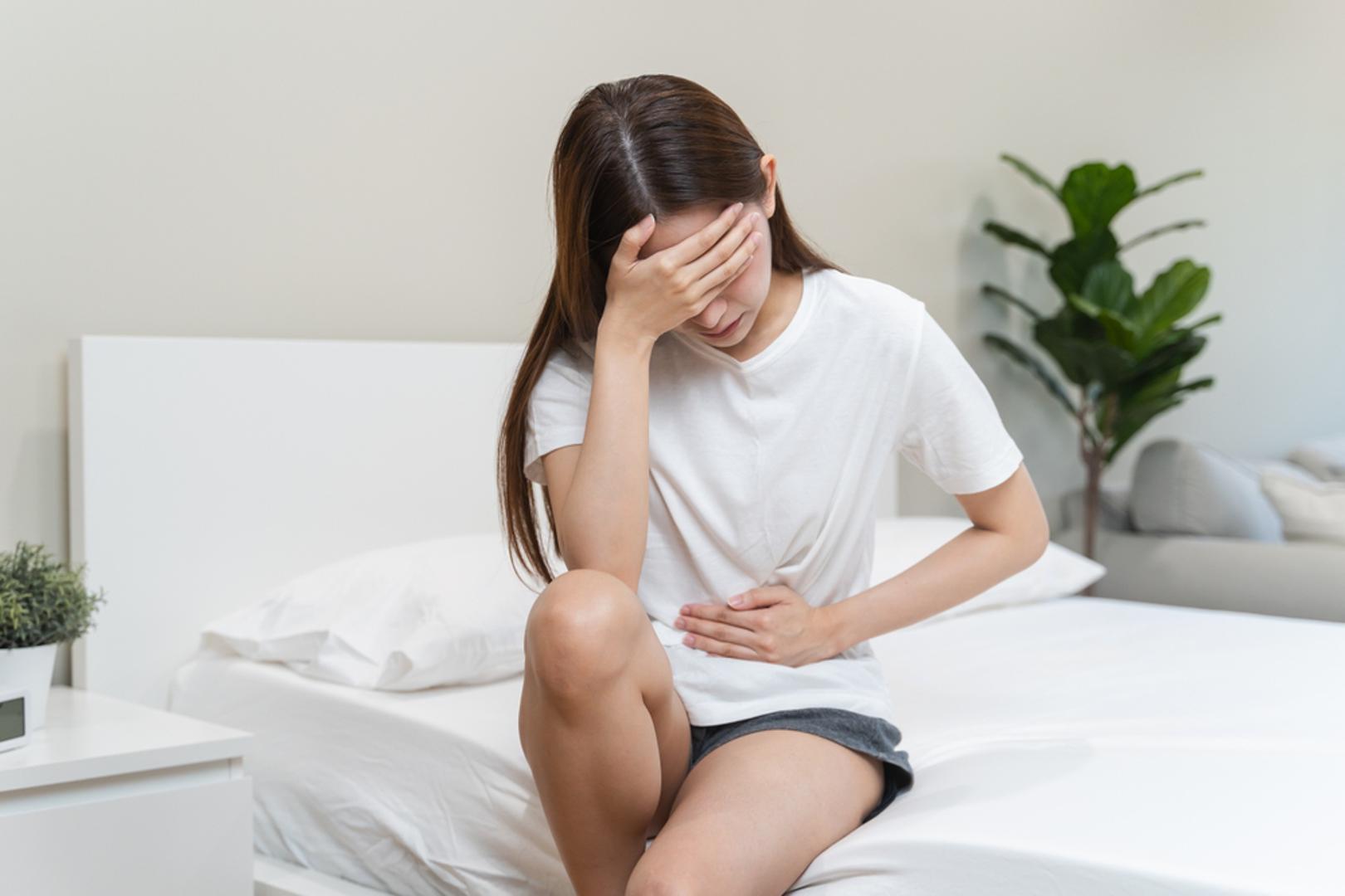 Dob: Neredovite menstruacije uobičajene su tijekom prvih nekoliko godina nakon prve menstruacije, a tijelu može trebati i više godina da uspostavi stabilan ciklus. Ponovno se češće pojavljuju u razdoblju približavanja menopauzi, najčešće između 45. i 55. godine, kada mogu kasniti ili potpuno izostajati. Raniji prestanak rada jajnika, prijevremena menopauza i perimenopauza također mogu dovesti do duljih razmaka između ciklusa.
