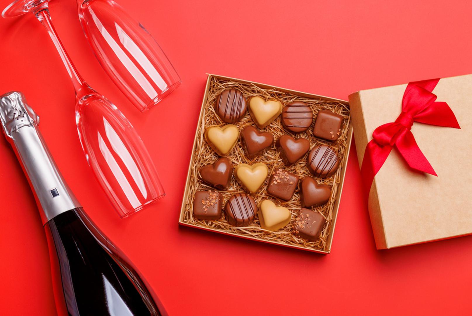 Bik: Bik pada na luksuz koji se osjeti: fina čokolada, parfem, kvalitetna svijeća ili mekani kućni ogrtač. Ovaj znak obožava udobnost, dobar ukus i sve što traje dulje od trenutka. Bonus bodovi idu ako poklon ima miris, teksturu ili 'gastro' notu.