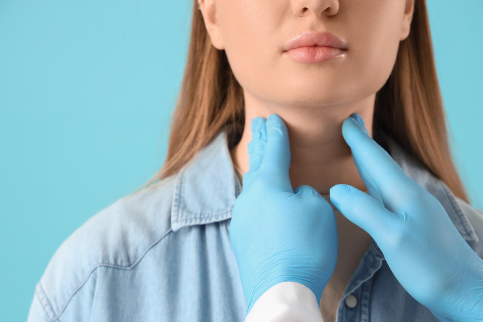 Poremećaji rada štitnjače: Bilo ubrzani bilo usporeni, ovi poremećaji mogu dovesti do kašnjenja ili izostanka menstruacije. Štitnjača upravlja metabolizmom i, kada ne radi uredno, remeti hormonsku ravnotežu. Većina stanja štitnjače može se uspješno regulirati lijekovima, što često stabilizira i ciklus.