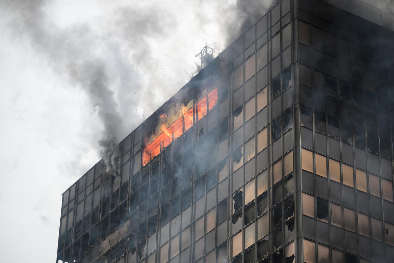 Zagreb: Ponovno je planuo požar na Vjesnikovoj zgradi 