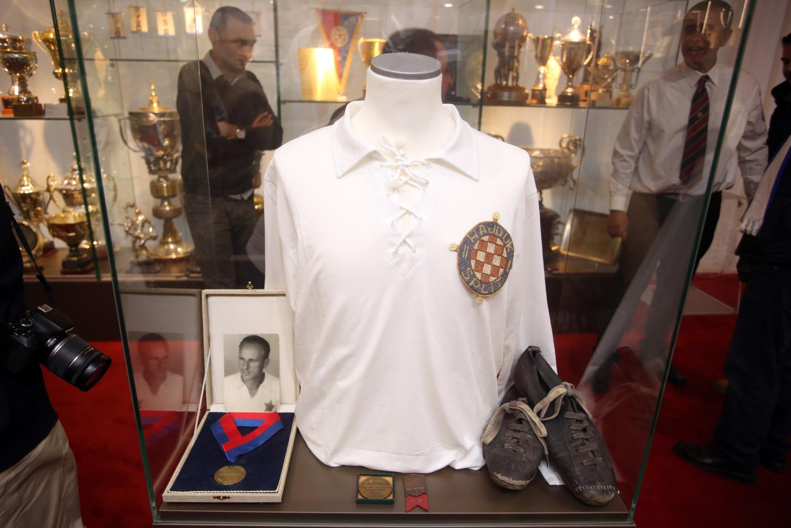 Isto tako u ime svih bivših nogometaša zahvalio je obitelji, posebno unuku Frani, što su odlučili da od danas trofeji Frane Matošića krase vitrine trofejne sale Hajduka. 
