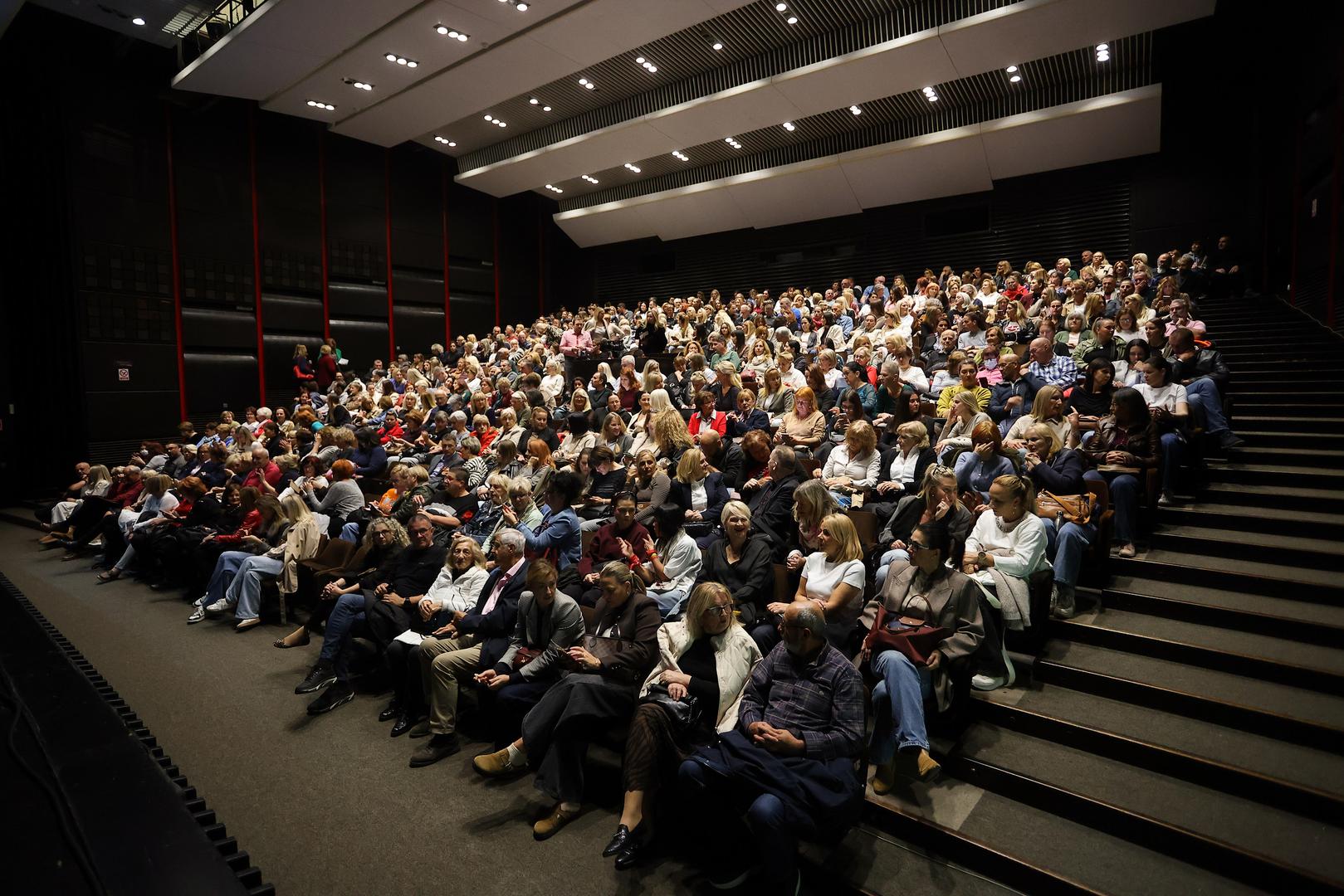 Predstava je odigrana u terminima u 18:30 i 20:30 sati, a odaziv je bio ogroman. 