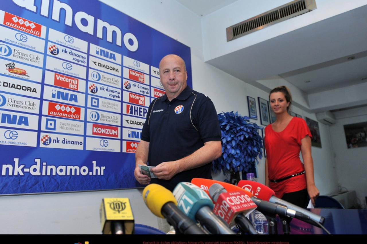 '12.07.2010. Zagreb - Velimir Zajec trener NK Dinama na konferenciji za novinare uoci nogometne utakmice pretkola Lige prvaka protiv Kopra. Photo: Antonio Bronic/PIXSELL'