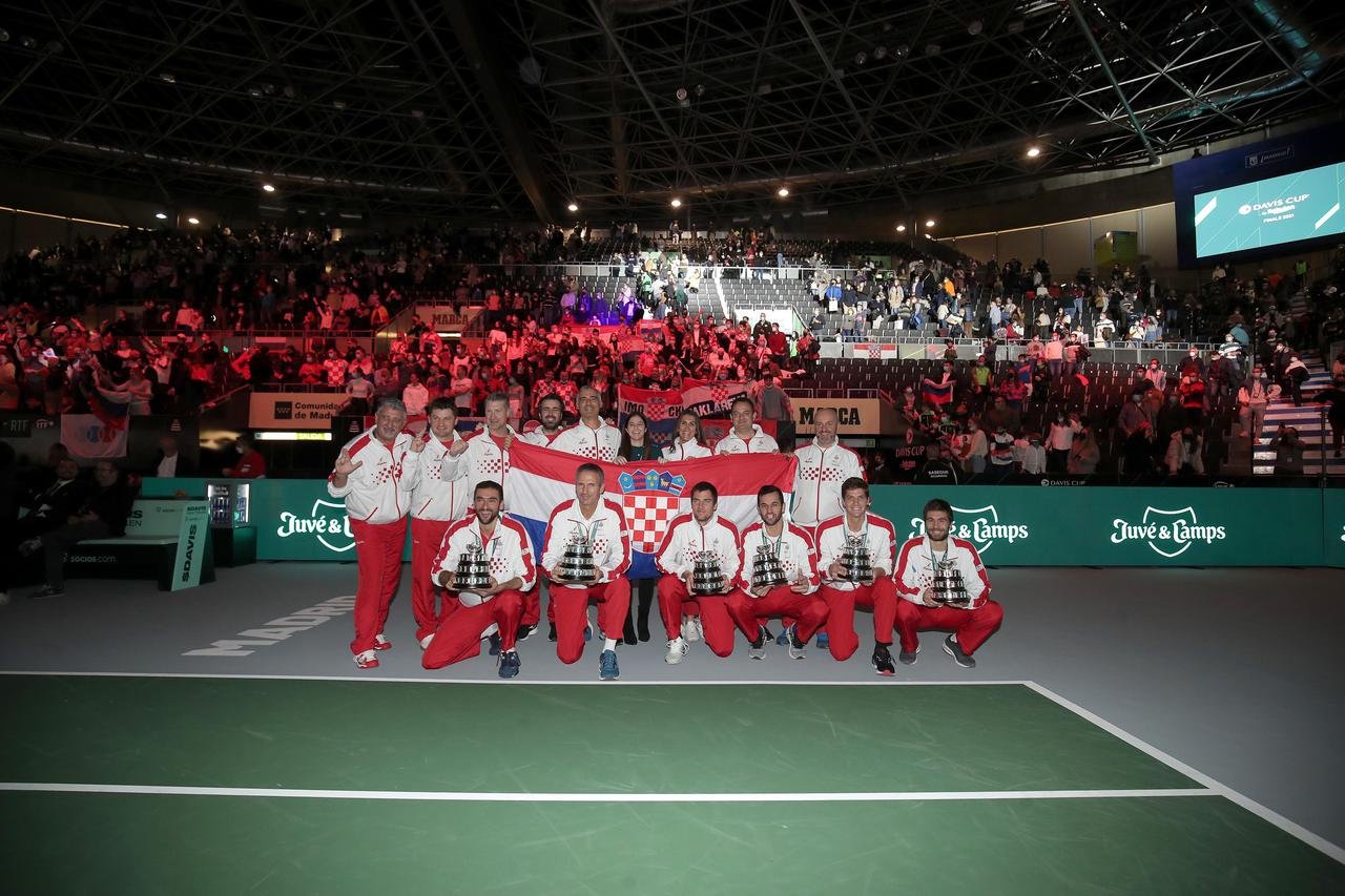 Hrvatski tenisači pozirali su s peharima nakon izgubljenog finala Davis Cupa 