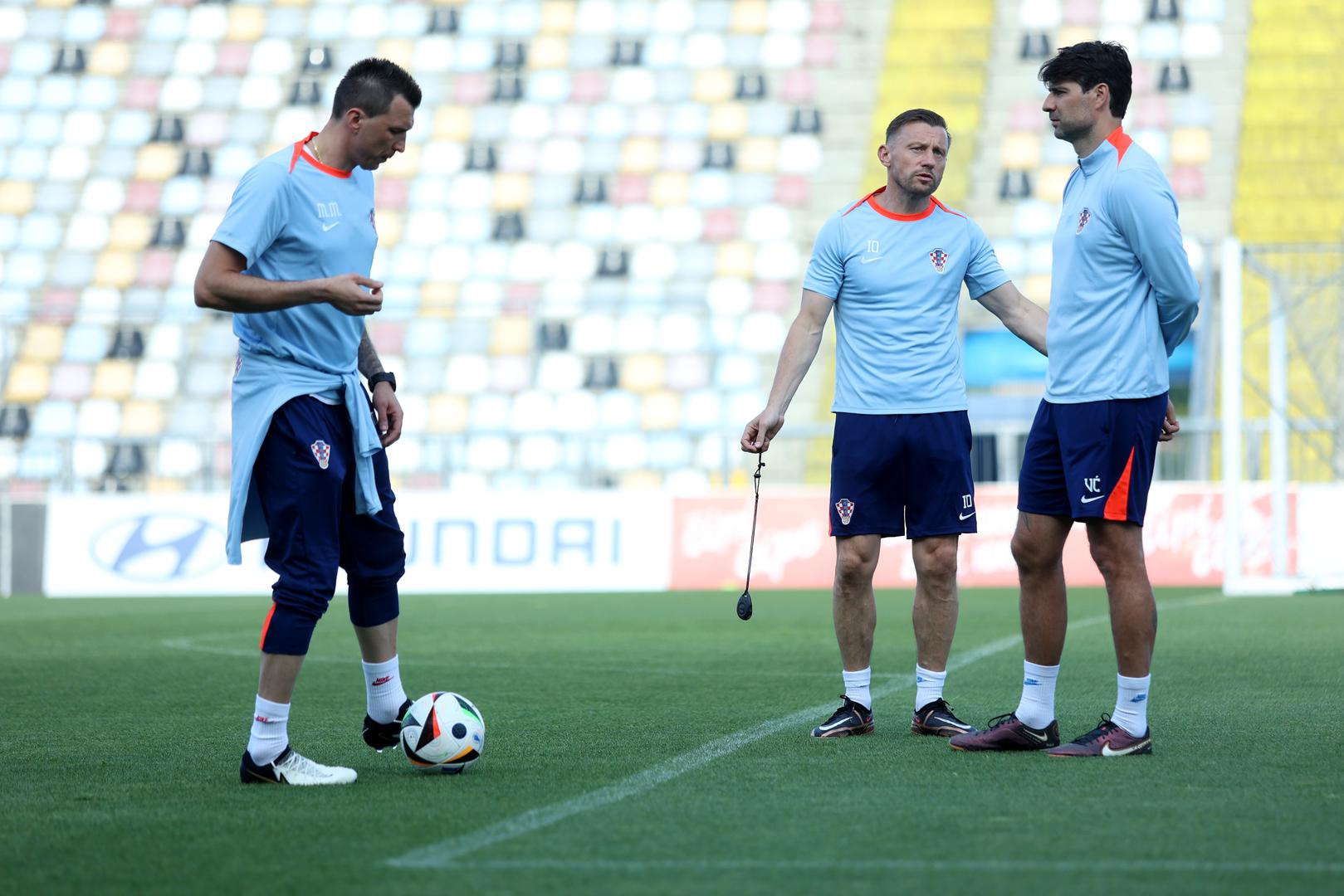 Konačno, u početnom sastavu 2015. zaigrali su i Ivica Olić (44) i Mario Mandžukić (38), legendarni napadači reprezentacije koji su danas suradnici Zlatka Dalića u stožeru Vatrenih.