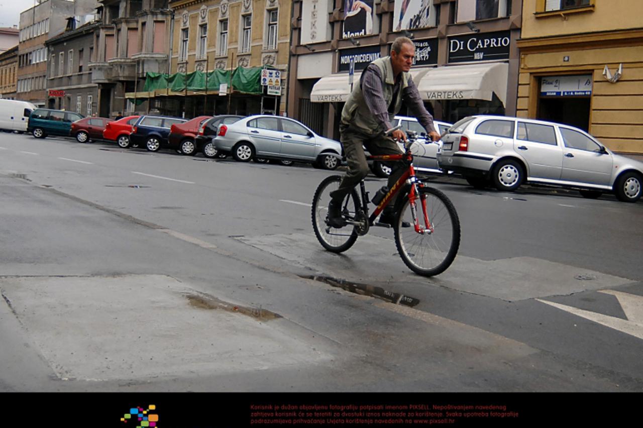 \'20.09.2011., Sisak - Nakon radova na gradskim plocnicima i prometnicama, vecina izvodjaca iza sebe ostavlja raskopane ceste, no zbog toga jos nitko nije odgovarao. Photo: Nikola Cutuk/PIXSELL\'