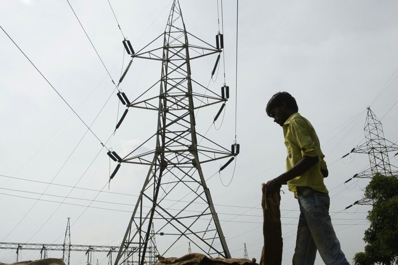 indija,dalekovod,struja,prometna gužva (1)