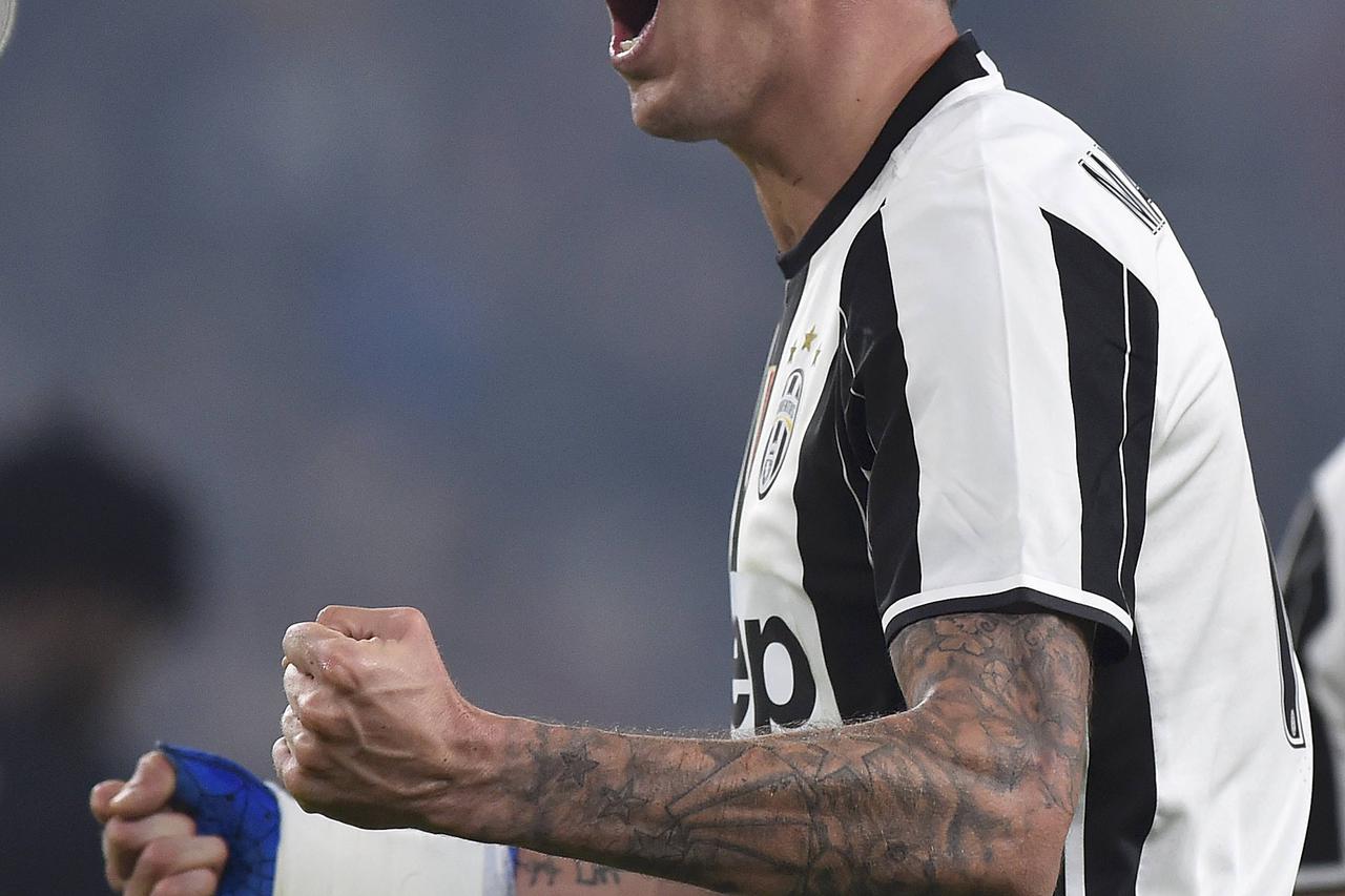 Football Soccer - Juventus v Atalanta - Italian Serie A - Juventus stadium, Turin, Italy - 3/12/16 - Juventus' Mario Mandzukic celebrates after scoring third goal .     REUTERS/Giorgio Perottino  Picture Supplied by Action Images