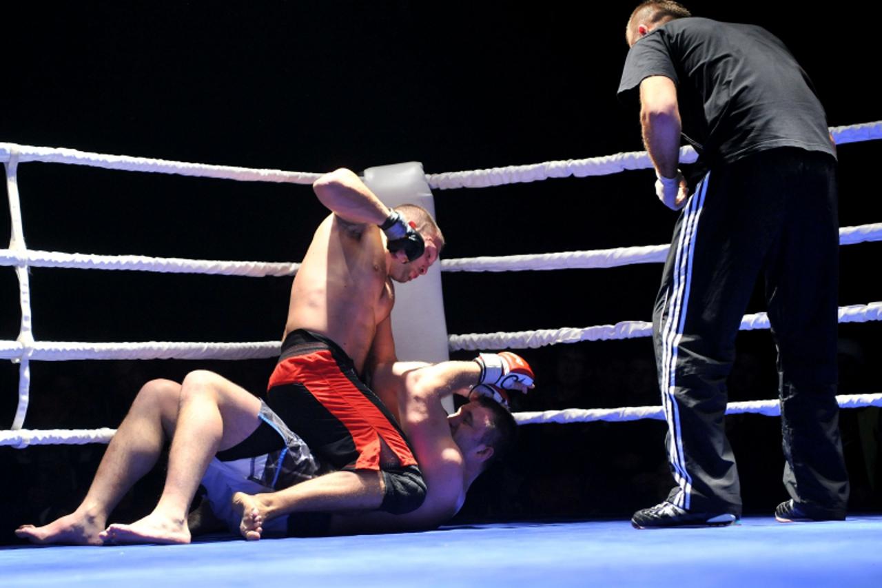 '28.11.2010., Zagreb - Boogaloo club, Bilic Eric security Fight night V.  Borba +91 kg, MMA stil, Emil Poljak (UFK Tresnjevka Zagreb, crno crvene gacice), Drazen Forgac (Extreme Cro Team Zagreb, crno 