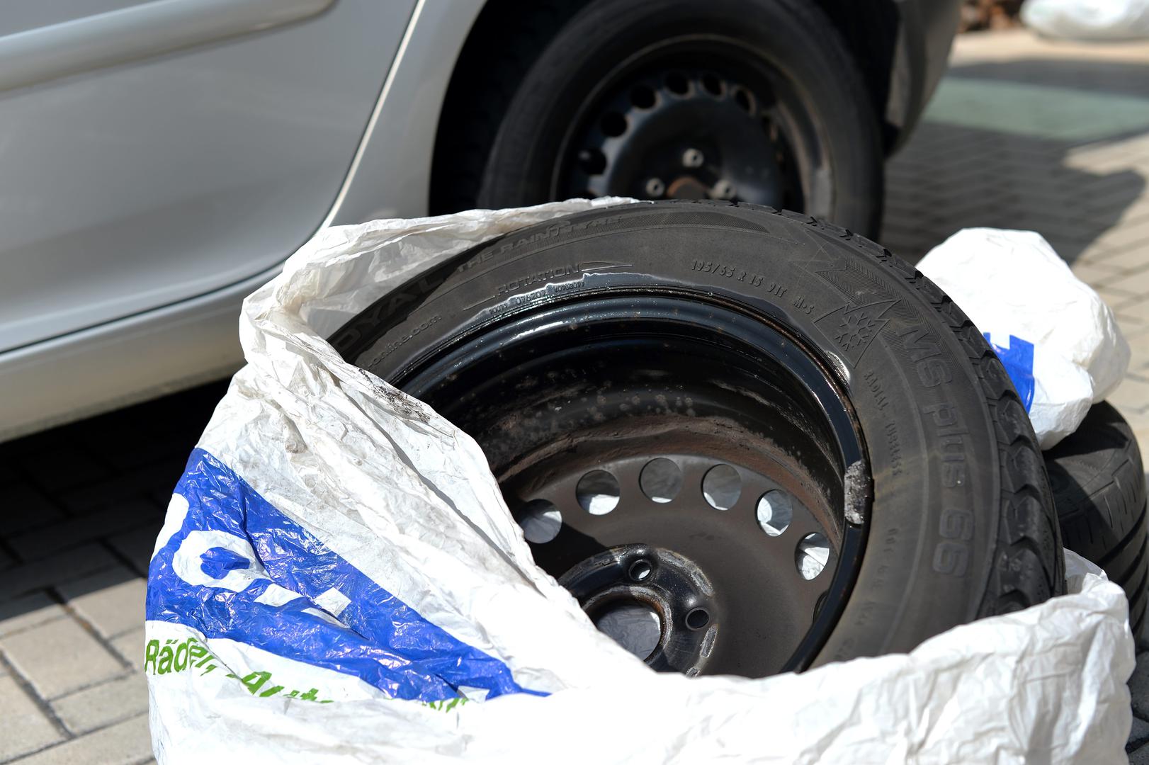 Prekrijte gume: Gume koje dugo ostaju na suncu nezaštićene mogu dobiti pukotine. Stoga nije loša ideja prekriti gume na osunčanoj strani automobila.