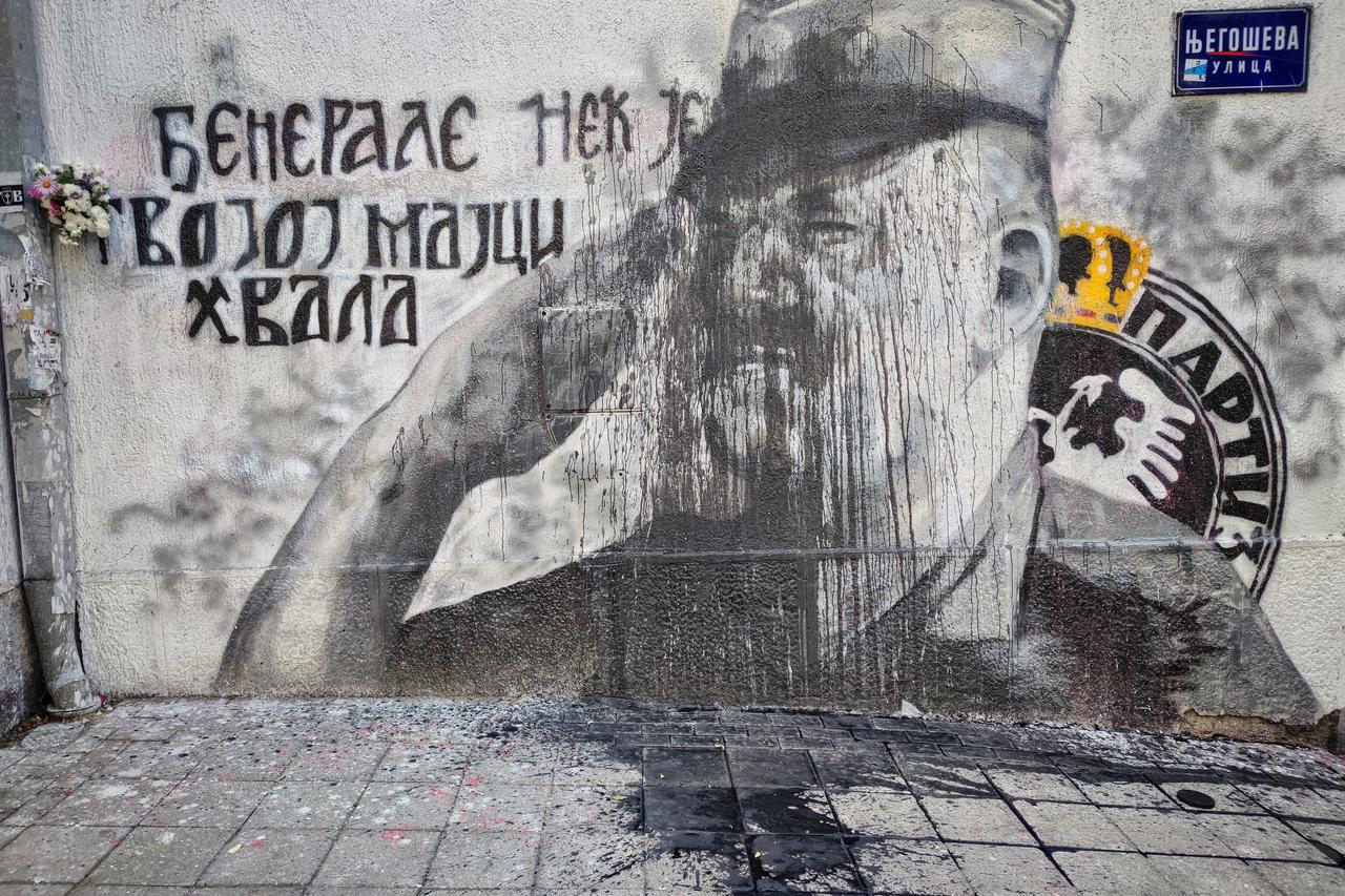 Beograd: Grupa mladića čisti crnu boju koju je netko bacio na Mladićev mural
