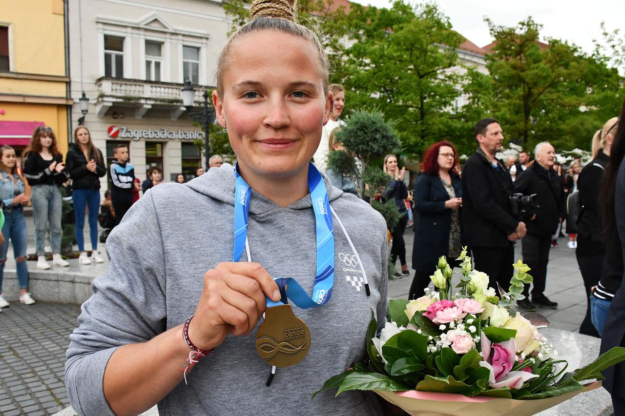 Sl. Brod: Svečani doček brodske kanuistice Vanese Tot koja se kvalificirala na OI