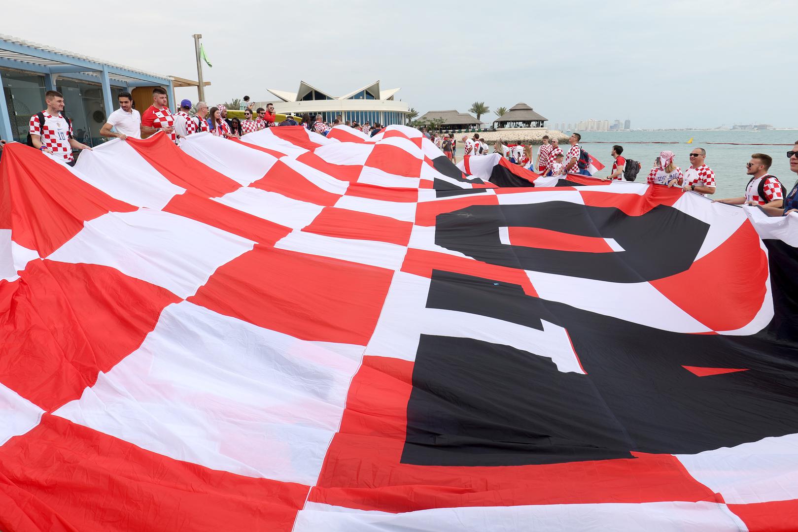 09.12.2022., Doha, Katar - Navijaci Hrvatske razvili su zastavu dugacku 200m na plazi ispred hotela Hilton Doha kako bi dali podrsku reprezentaciji pred utakmicu cetvrtfinala SP u Qataru protiv Brazila. Photo: Igor Kralj/PIXSELL