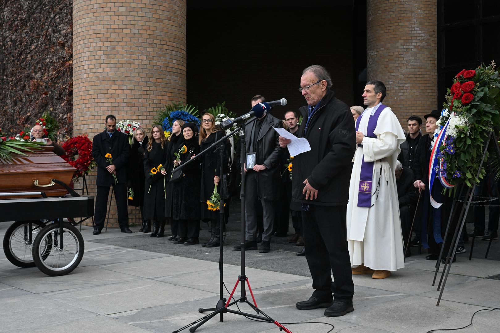 Čičak, rođen 1947. u Zagrebu, bio je u mladosti pritvoren zbog djelovanja u katoličkim krugovima, zbog čega je bio isključen iz gimnazije, ali mu je nakon Brijunskog plenuma dopušten nastavak školovanja.