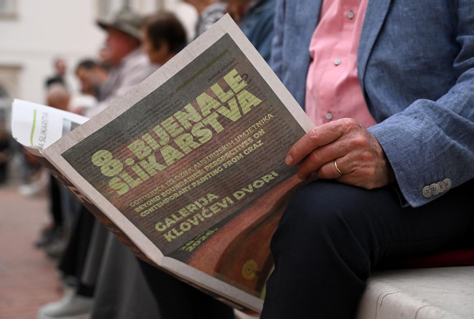 Ovogodišnja posebnost je što Bijenale nije u svojem matičnom prostoru, u Meštrovićevom paviljonu koji je u procesu temeljite obnove, nego gostuje po raznim lokacijama, a tijekom godine postav će seliti i u Vukovar, Poreč i Zadar