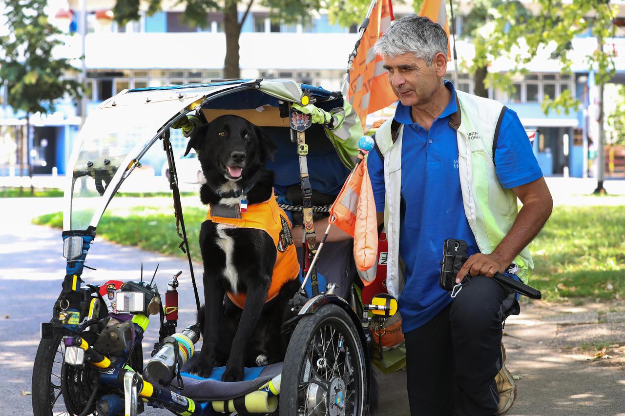 Martin Hutchinson sa psom putuje svijetom svojim biciklom i promovira ideju ekologije