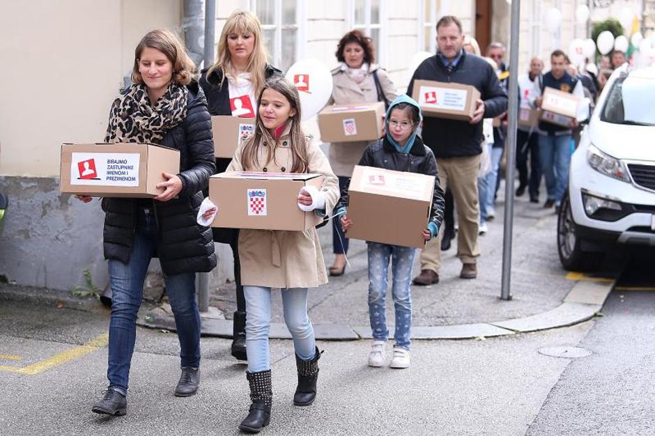 'U ime obitelji' predali potpise Saboru 