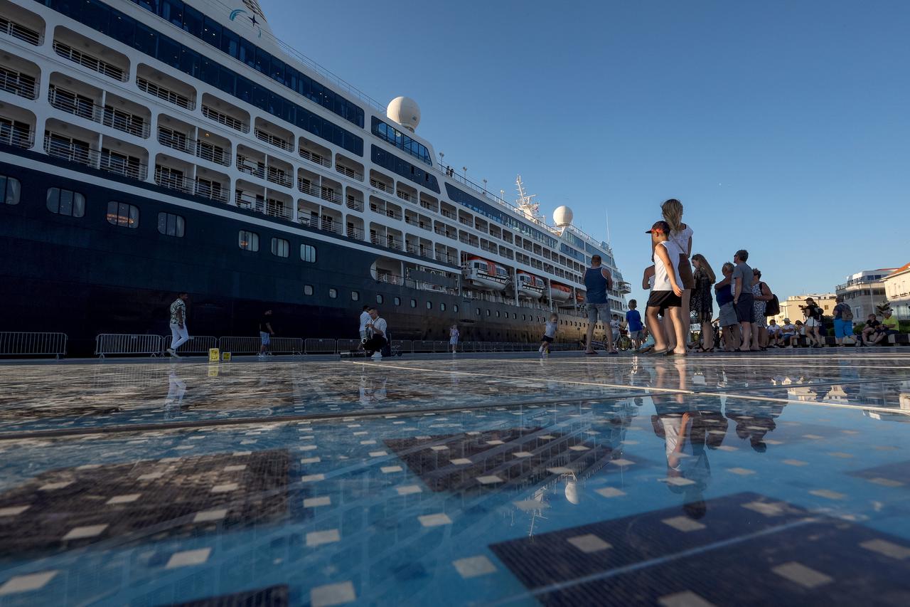 Zadar: Kruzer Azamara Onward na Pozdravu suncu