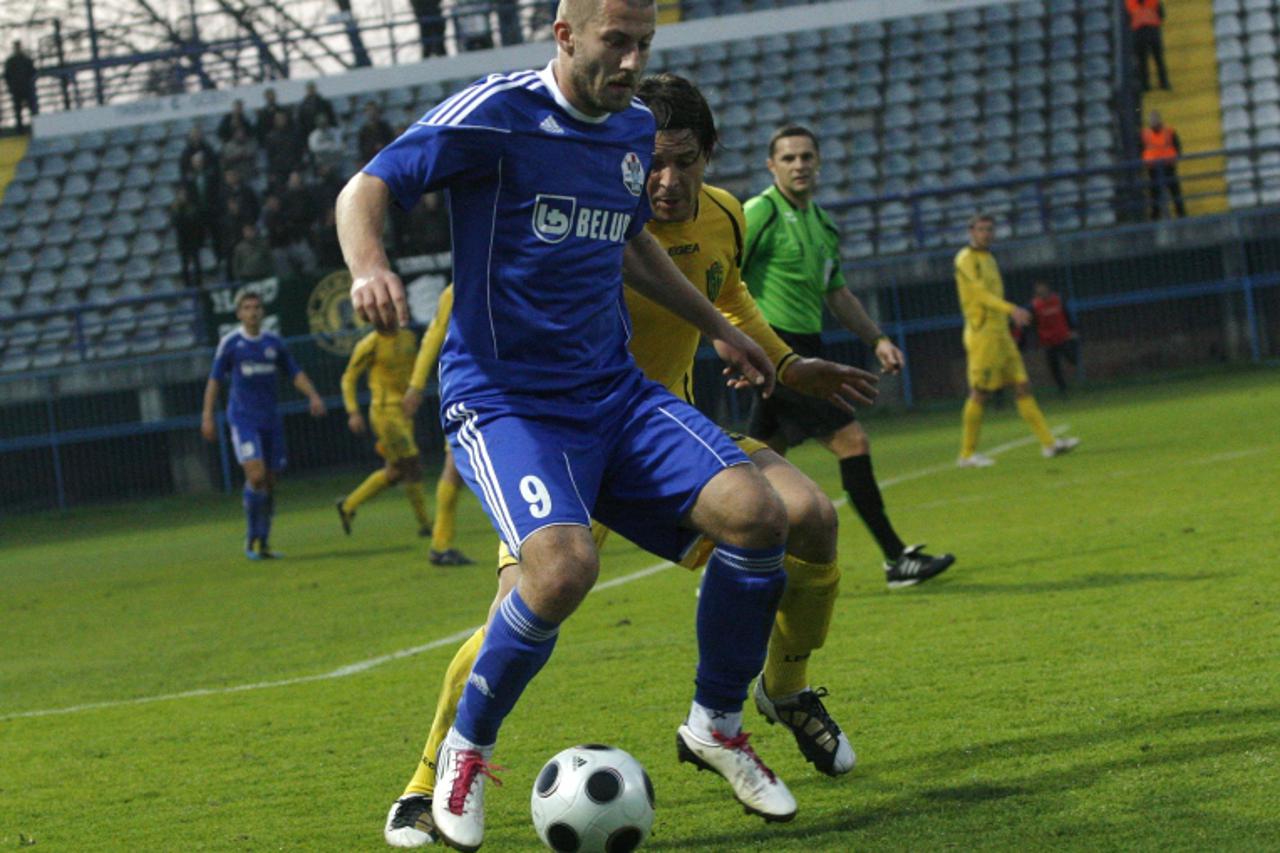 '06.11.2010., Koprivnica - 1. HNL, 14. kolo, Slaven Belupo - NK Istra 1961. Aljosa Vojnovic (plavi dres) i Hrvoje Kovacevic. Photo: Marijan Susenj/PIXSELL'