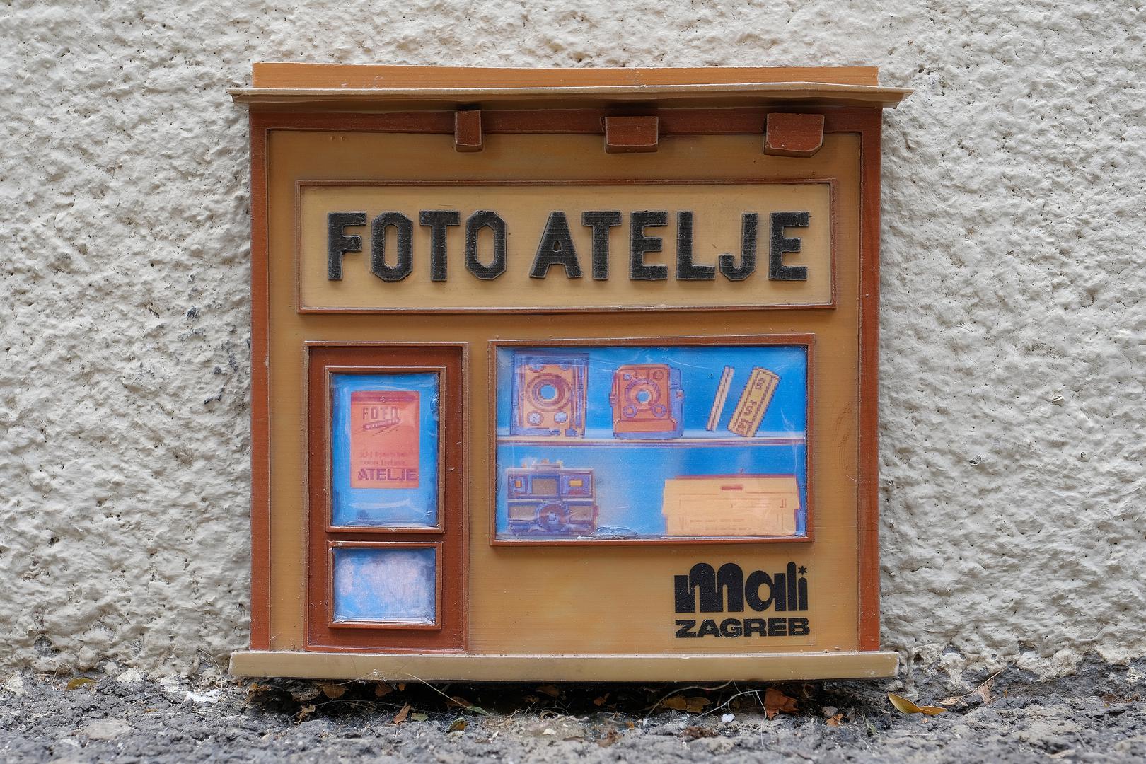 Naime, sa svojom trećom sezonom na zagrebačke ulice vratile su se minijaturne instalacije "Mali Zagreb" koje potpisuje popularni Filip Filković Philatz, čija je ideja reflektirati životni prostor našeg velikog svijeta u minijaturnim proporcijama. 