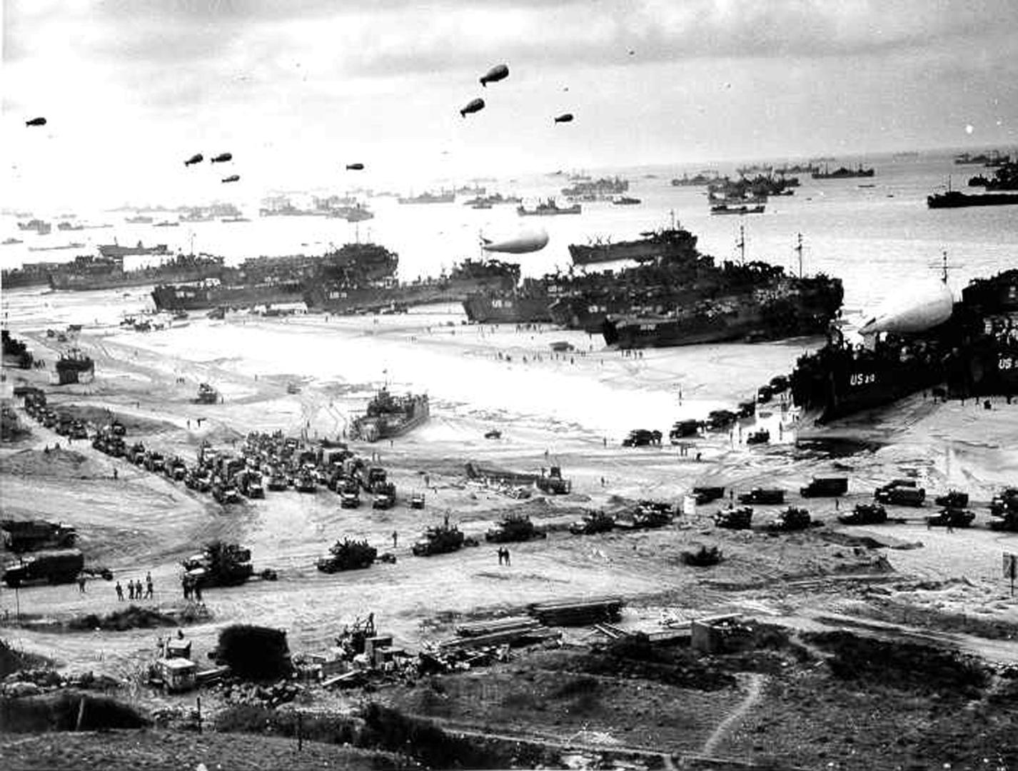 Operacija iskrcavanja savezničke vojske započela je 6. lipnja 1944. i trajala je sve do 30. kolovoza. Mjesto najveće ratne operacije u povijesti ratovanja bilo je na obalama Normandije u sjevernoj Francuskoj. Tri milijuna vojnika iskrcalo se na tom prostoru kako bi otvorilo novi front protiv vojske Trećeg Reicha