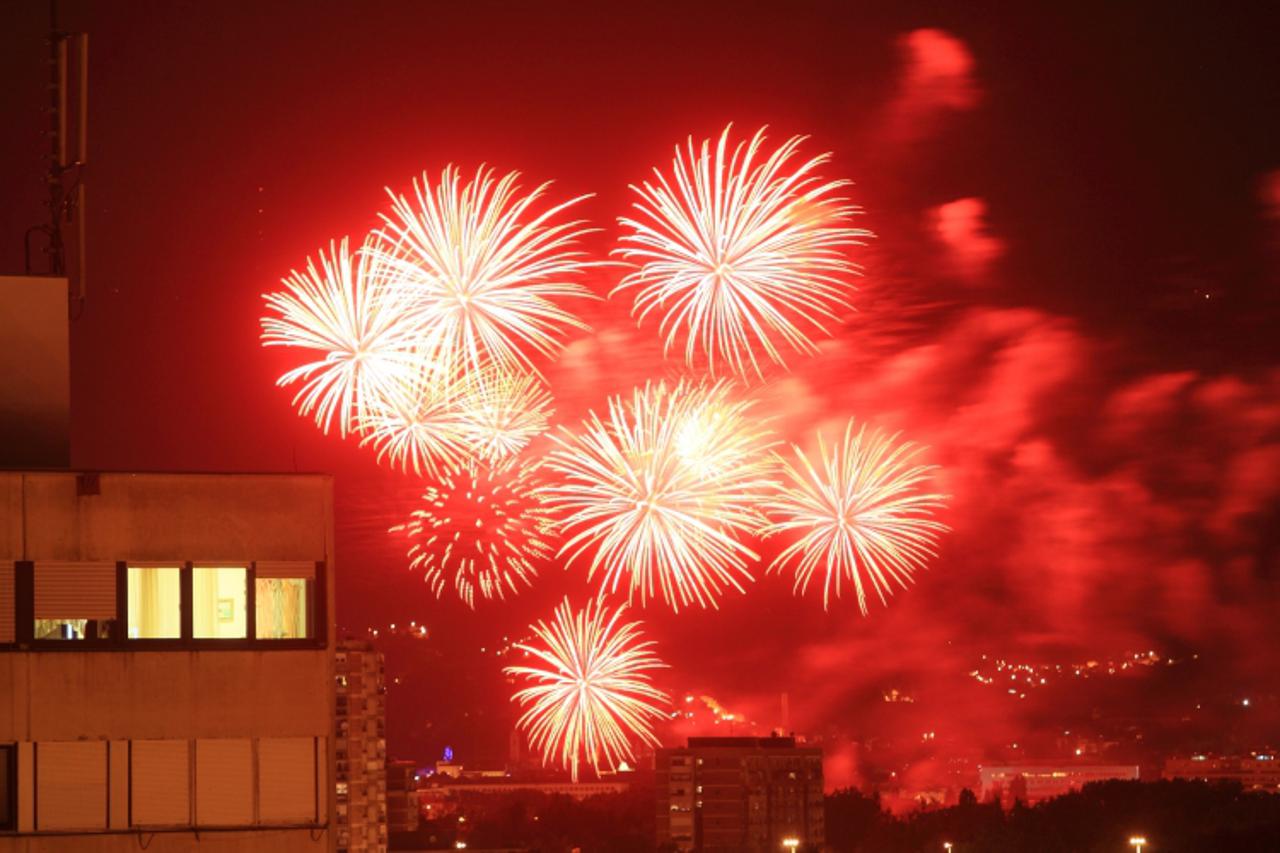 '19.06.2010.,Zagreb - Na zagrebackom jezeru Bundek,spektakularnim vatrometom poceo 10. Medjunarodni festival vatrometa. Pogled na vatromet iz zagrebackog naselja Dugave. Photo: Zeljko Lukunic/PIXSELL'