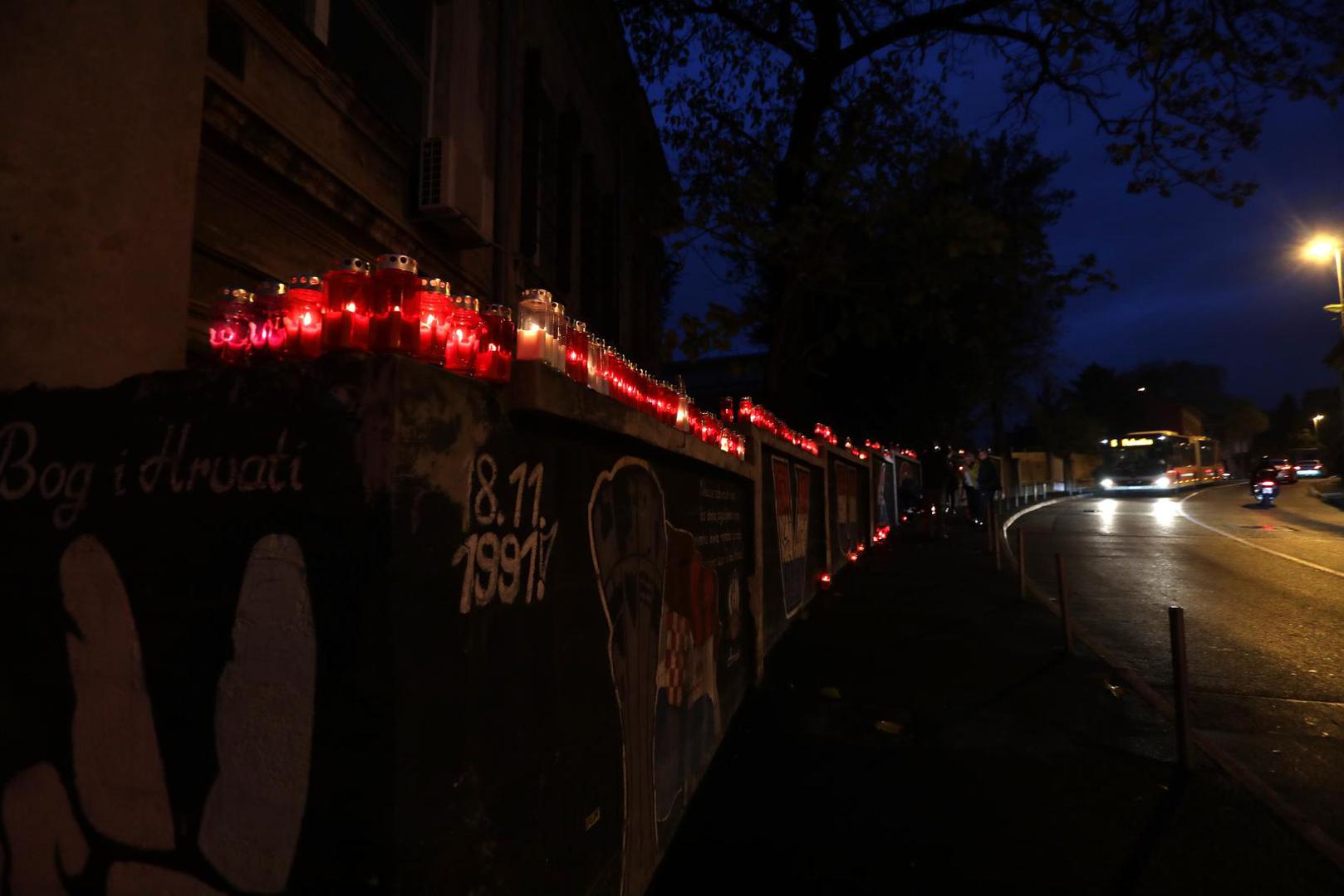 17.11.2021., Rijeka - Paljenje svijeca uz mural sjecanja na zrtve Vukovara u Vukovarskoj ulici.