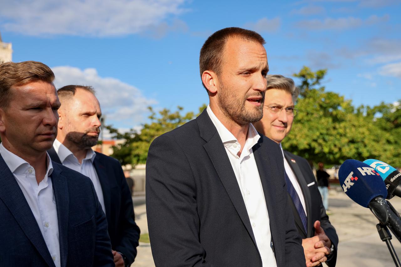 Zadar: Predsjednik Vlade i HDZ-a Andrej Plenković popio je stranačku kavu u ANTIQUUS Sushi and More Zadar
