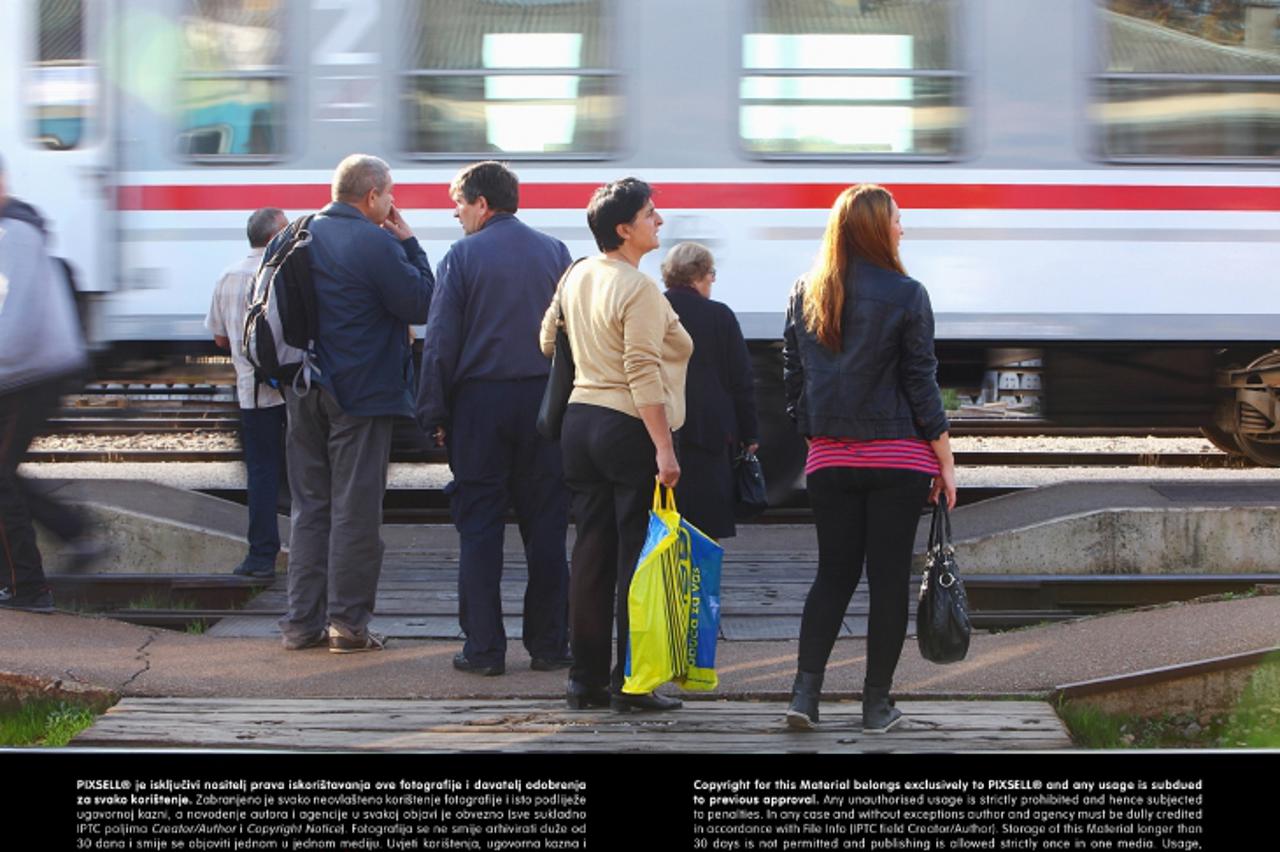 '28. 10. 2013., Zagreb - Kasnjenje prigradskih vlakova iz smjera istoka zbog remonta pruge na dionici Dugo Selo - Sesvete.  Photo: Tomislav Miletic/PIXSELL'