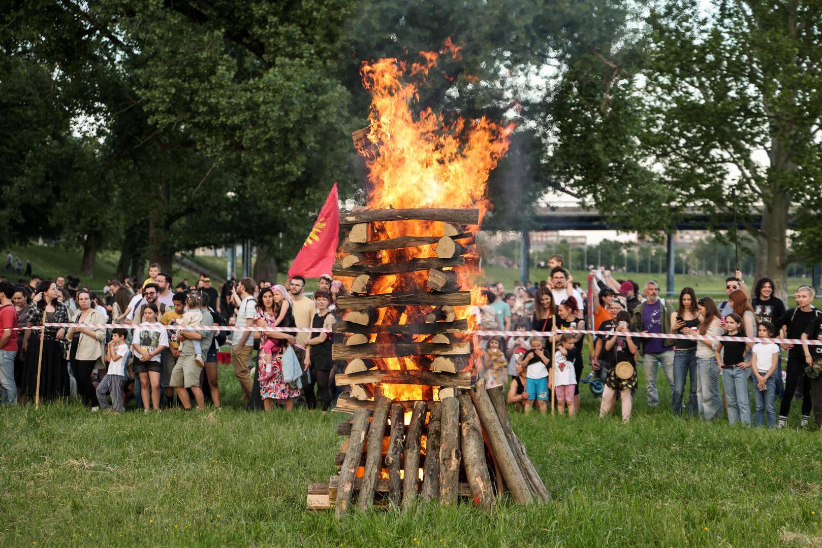 Na mjesto održavanja tijekom poslijepodneva stigla je skupina prosvjednika, među kojima su bili i veterani Domovinskog rata, a između njih i sudionika manifestacije bila je raspoređena policija te postavljena zaštitna ograda. 