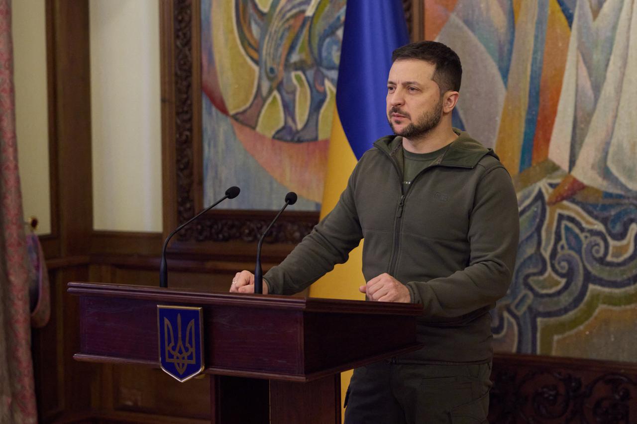 Le président ukrainien Volodymyr Zelensky décore les volontaires ukrainiens de la médaille "Gold Heart (coeur  d'or)" à Kiev