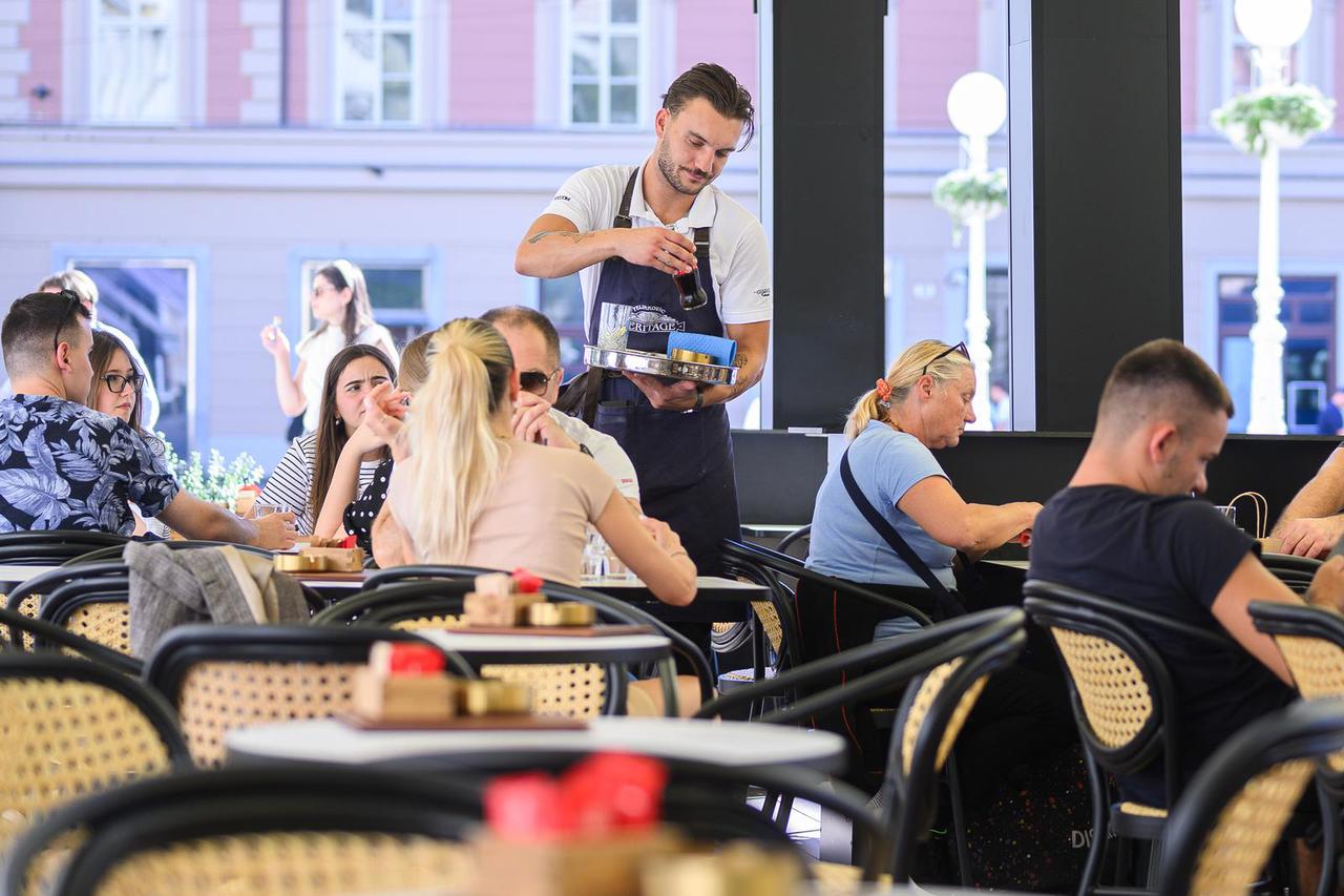 Zagreb: Reportaža o Gradskoj kavani