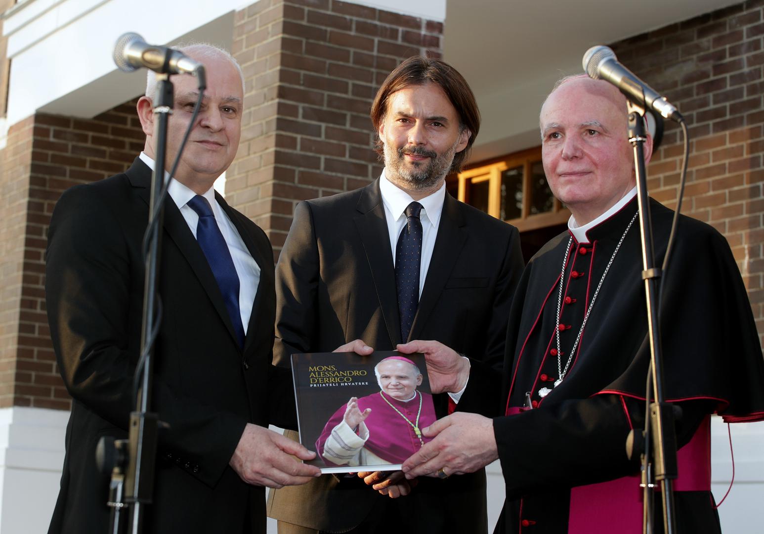 Jozo Pavković je nunciju uručio knjigu kolumni 'Urednikov pečat' i zahvalio mu na svemu što je učinio za dobrobit Hrvata u BiH.