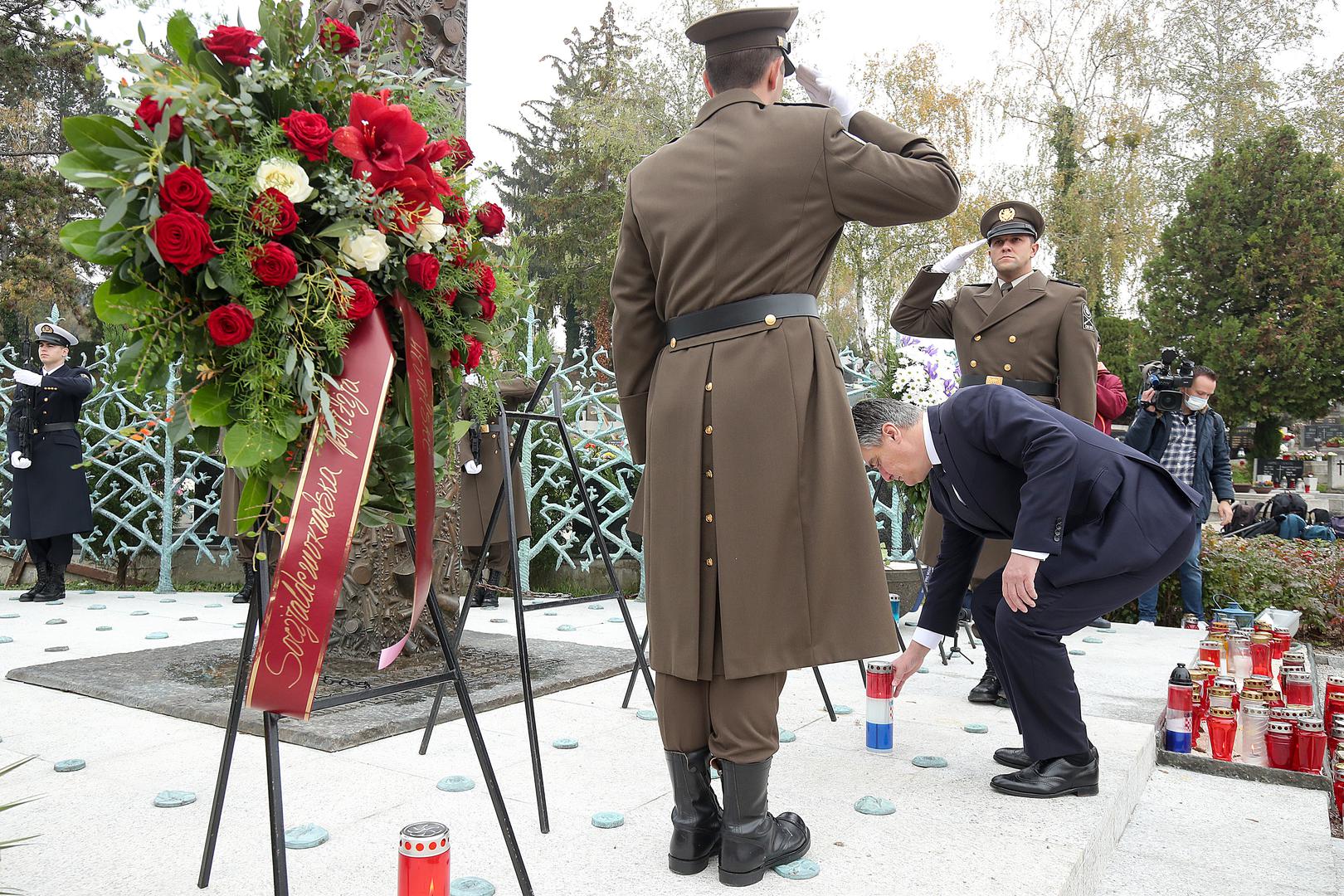 30.10.2020., Zagreb - Predsjednik Republike Zoran Milanovic polozio je vijenac i zapalio svijecu kod Sredisnjeg kriza u Aleji poginulih hrvatskih branitelja na gradskom groblju Mirogoj u Zagrebu povodom blagdana Svih svetih. Photo: Goran Stanzl/PIXSELL