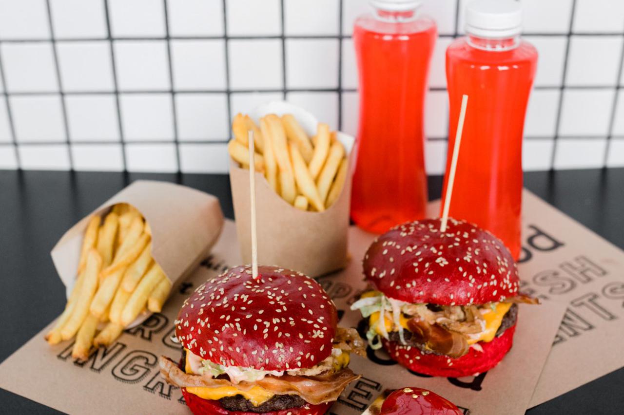 Crveno obojani burgeri i sushiji najbolja su valentinovska pozivnica u Palmotićevu 2