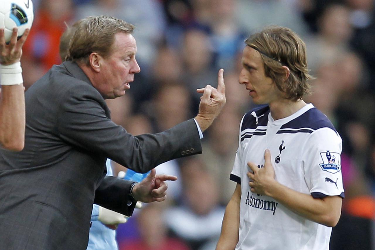 'Tottenham Hotspur\'s English manager Harry Redknapp (L) gestures to Tottenham Hotspur\'s Croatian midfielder Luka Modric during the English Premier League football match between West Ham United and T