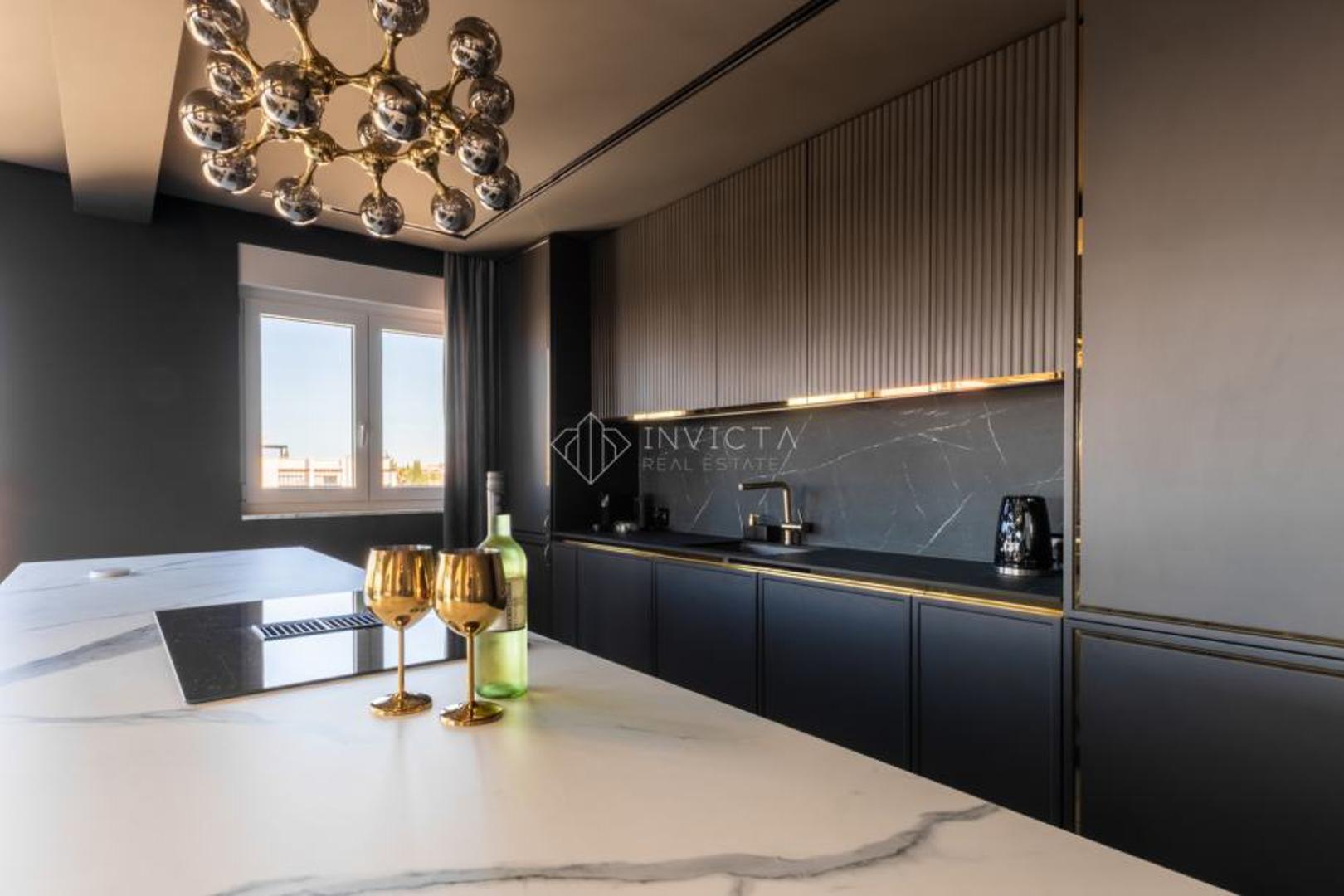 Stan zauzima površinu od 118 četvornih metara i rasporedom prostora pruža potpunu udobnost – sastoji se od prostranog dnevnog boravka otvorenog koncepta s kuhinjom i blagovaonicom, tri spavaće sobe te tri kupaonice. Dnevni dio povezan je s terasom, a stanu pripada i jedno parkirno mjesto.

