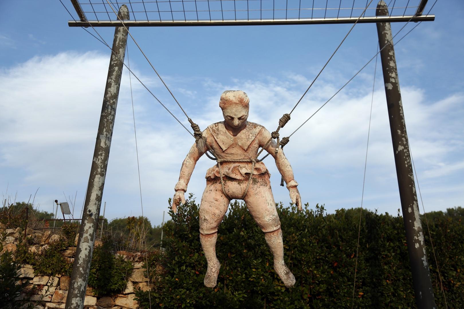 Faust Vrančić izumio je napravu kojoj je dao ime Homo volans, a bio je to padobran, izum koji mnogi pogrešno pripisuju Leonardu da Vinciju. Baš zbog toga ime aerodroma naglasilo bi njegovo hrvatsko porijeklo