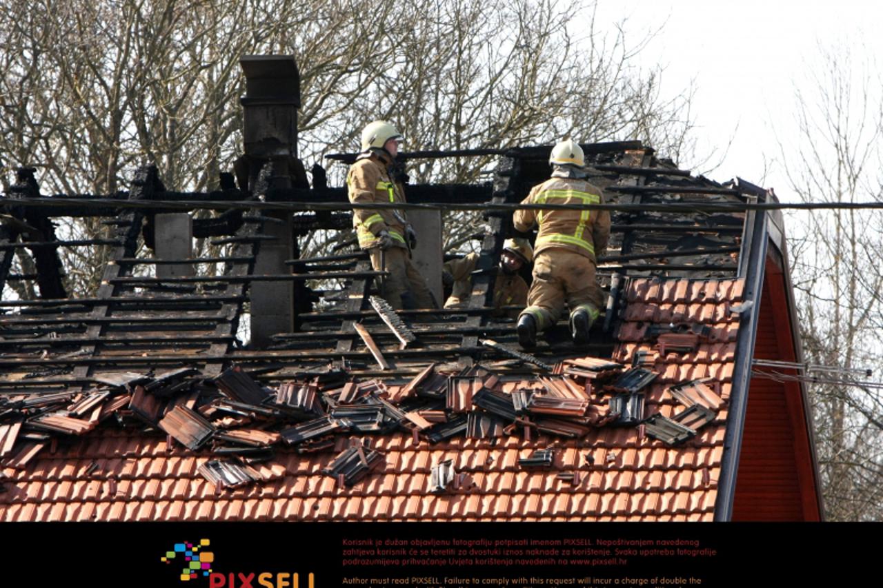 '12.03.2011., Karlovac - Izgorio krov i potkrovlje obiteljske kuce u naselu Brezani, povrsine 160 kvadrata. U vrijeme pozara, koji je izbio oko 9.30, u kuci su bila djeca. Kuca je u vlasnistvu bivseg 