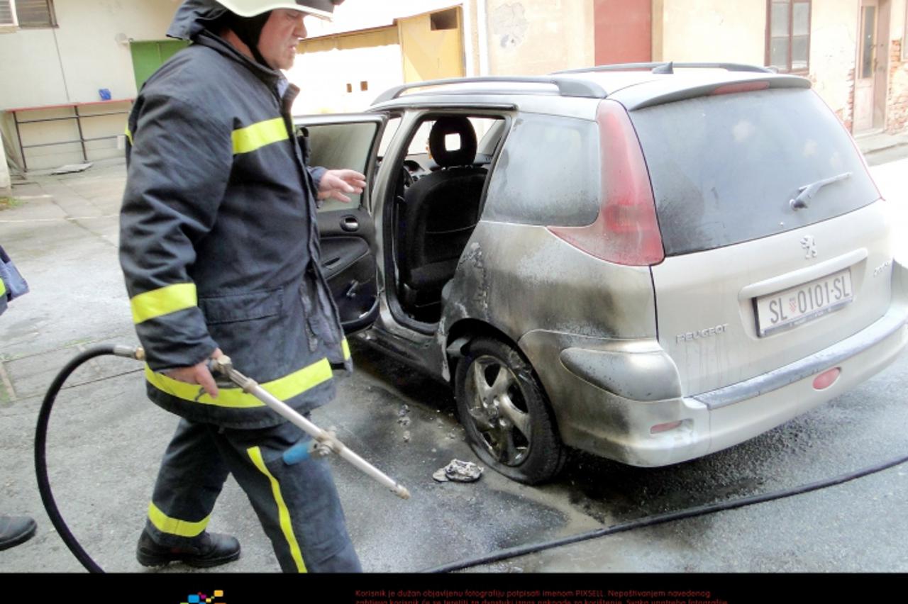 \'02.05.2011., Slatina - U gospodarskom dvoristu obrta Panona Slatina oko 13.15 sati muska je osoba  namjerno zapalila osobni automobil obrta marke peugeot. Susjedi i vatrogasci na vrijeme su ugasili 
