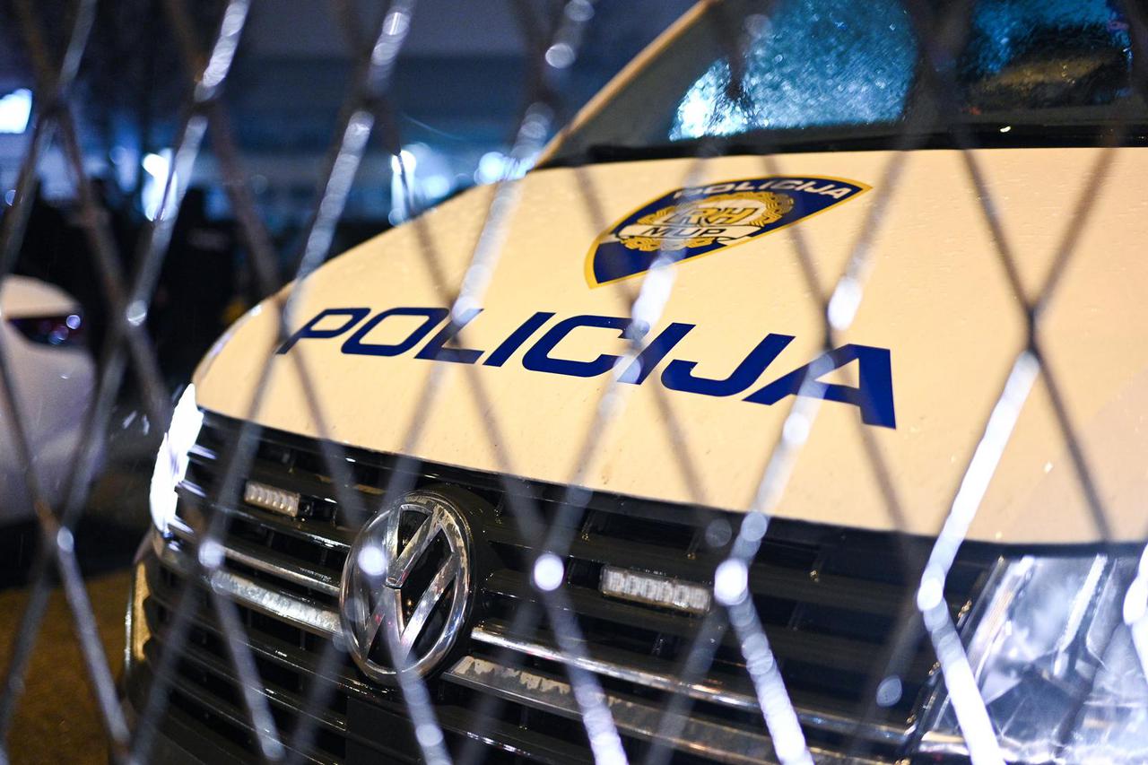 Zagreb: Auto se zaletio u izlog u Maksimirskoj ulici