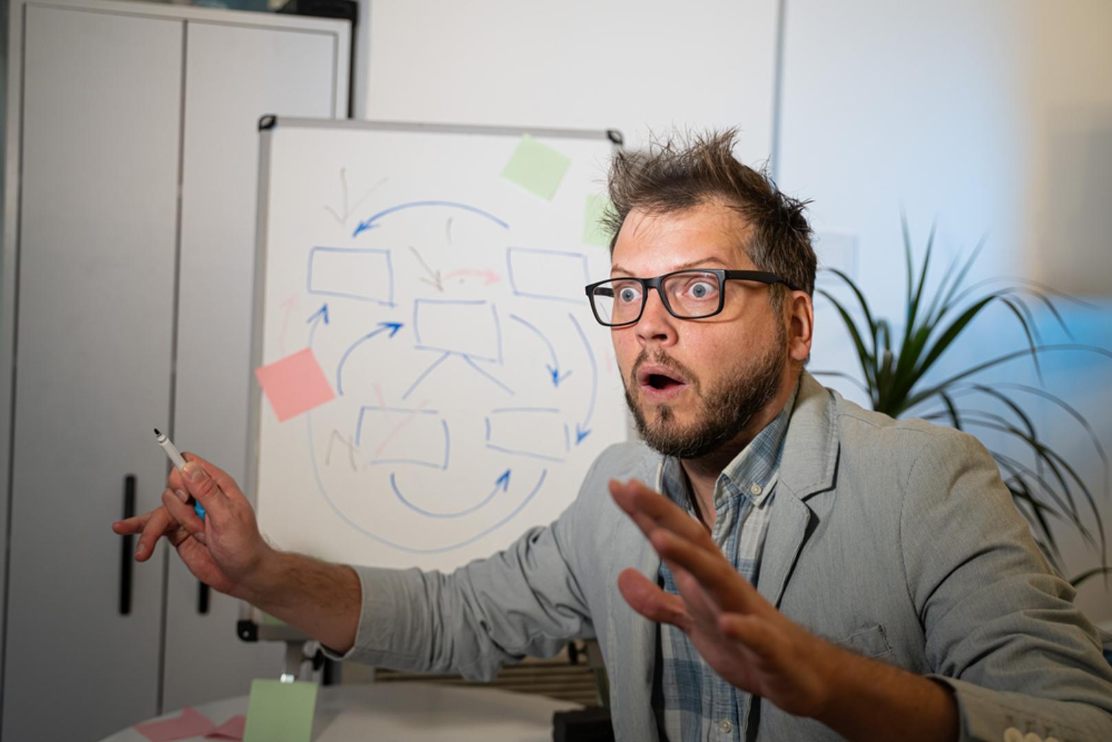 U doba viška informacija, gotovo svakodnevno se rodi nova teorija zavjere. Ta vjerovanja nude kratke prečace kroz kompleksan svijet, hrane se nepovjerenjem i obećavaju ljudima 'skrivene istine'. One zapravo nude kognitivni komfor jer za većinu jedna velika priča s jasnim krivcem zvuči bolje od višeslojnih, ponekad dosadnih objašnjenja. Izdvojili smo 7 najpoznatijih teorija zavjera.