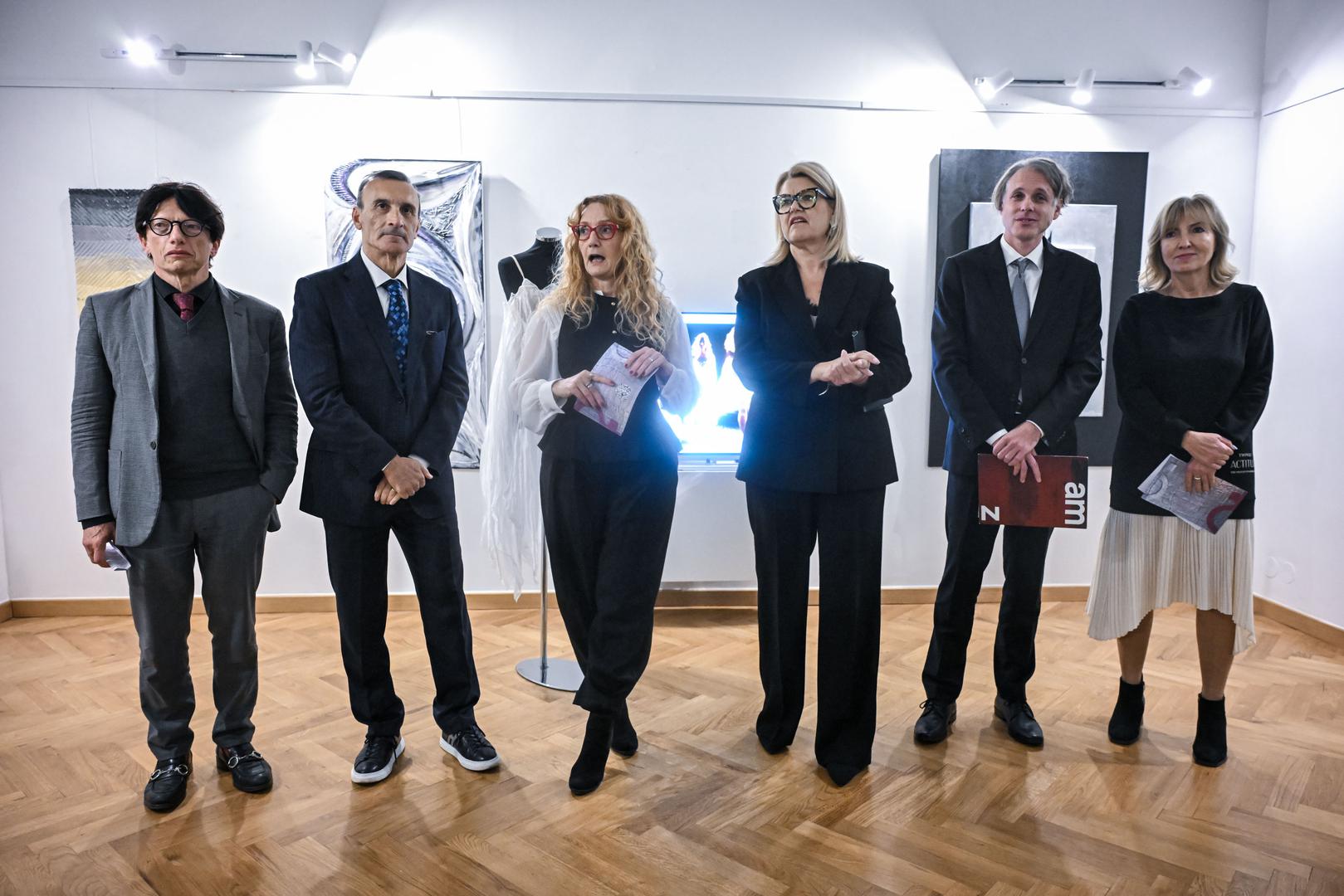 Talijanski veleposlanik Paolo Trichilo istaknuo je na otvorenju da je ta izložba primjer dinamične suradnje i sinergije Hrvatske i Italije na kulturnom i umjetničkom planu, s naglaskom na suvremeno umjetničko istraživanje. Direktor Talijanskog kulturnog centra Gian Luca Borghese rekao je da odnos HULULK-a s Muzejem Villa Lattes, uz sudjelovanje Arheološkog muzeja u Zagrebu i općine Istrana u Italiji, nadilazi puku suradnju dvaju kulturnih subjekata, jer stvara preduvjete za razvoj mreže profesionalnih odnosa među talijanskim i hrvatskim institucijama, umjetnicima, kustosima