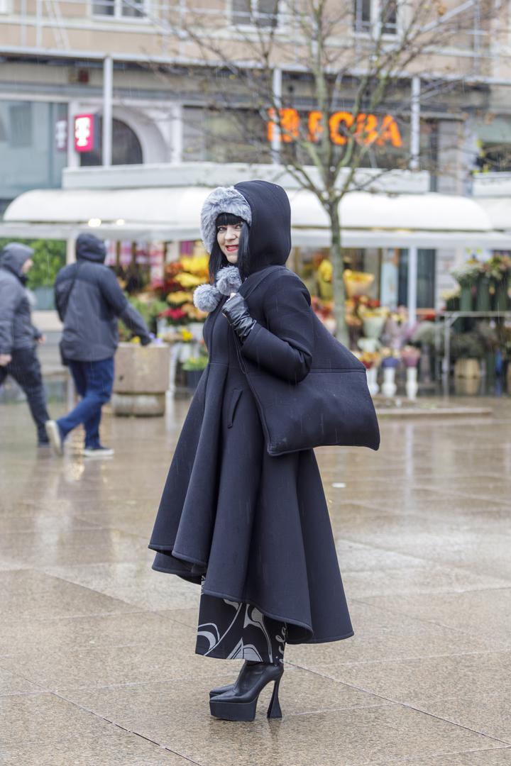 Pažnju je privukla asimetričnim crnim kaputom te platforma čizmama s neobičnom potpeticom.