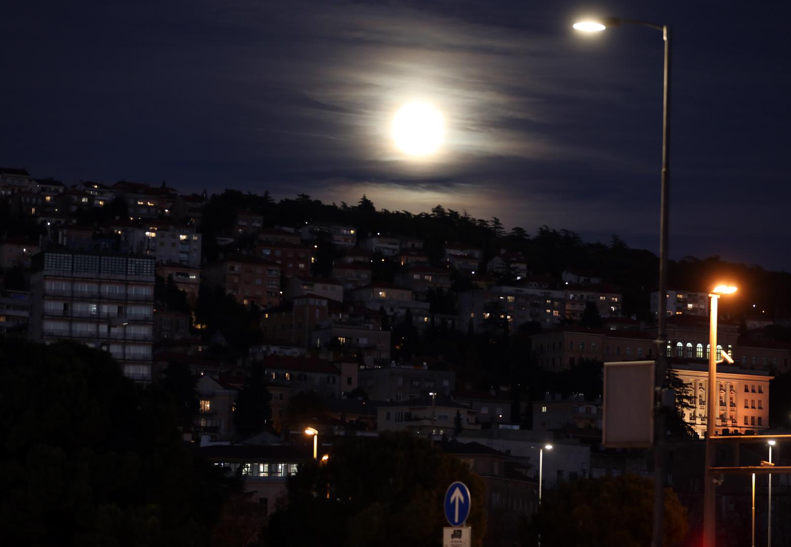 Zanimljivo, izraz “supermjesec” prvi je upotrijebio astrolog Richard Nolle 1979. godine, a NASA objašnjava da je riječ o potpuno prirodnoj i redovitoj pojavi.

