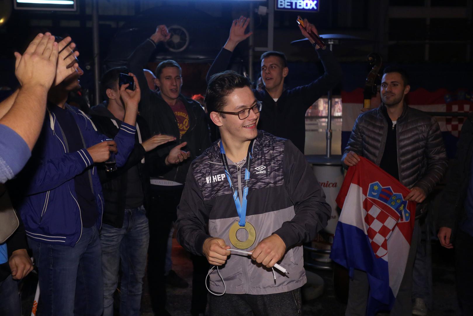 Prijatelji svjetskog prvaka na preci, Tina Srbića, priredili su vatreni doček u CB Happyness u Dubravi