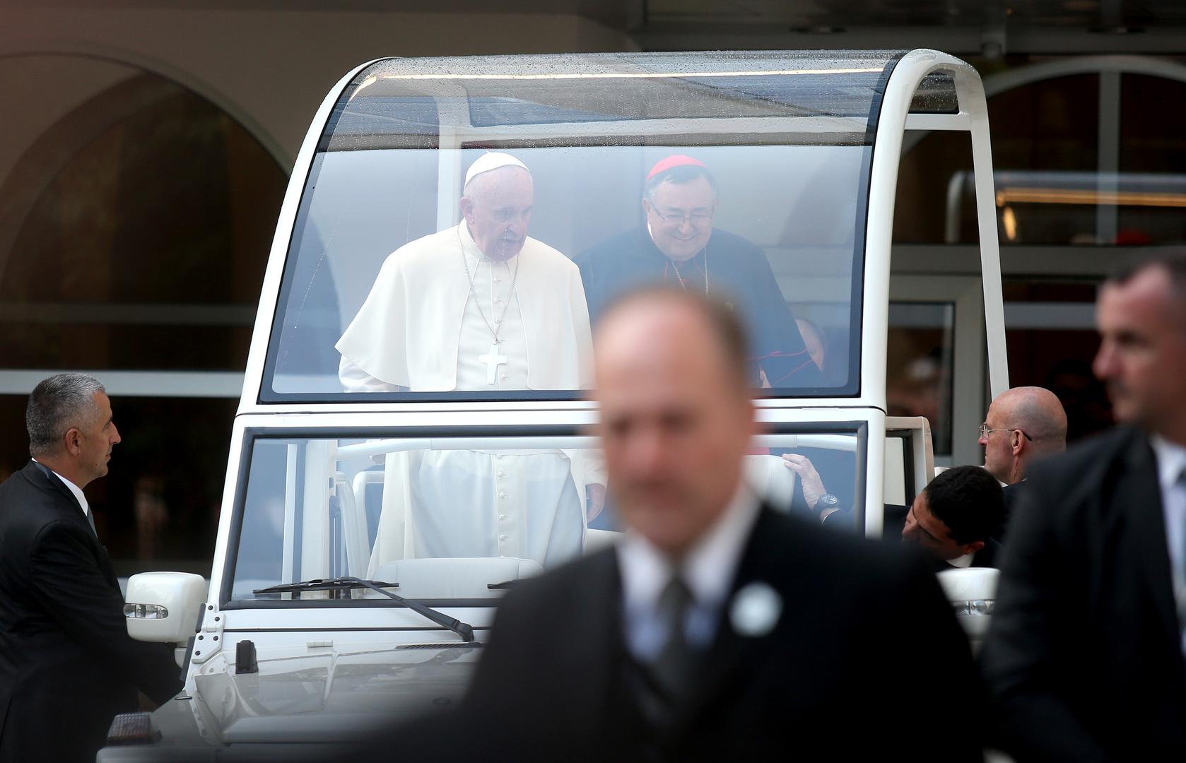 Čitani portal Klix piše pak kako je papa Franjo bio oličenje skromnosti i velike hrabrosti.

"Papa Franjo će se pamtiti najviše kao jedan od najliberalnijih papa u povijesti Svete Stolice. Period njegovog liderstva Katoličke Crkve može se opisati kao progresivan, te kao kolektivni korak naprijed u kontekstu prava za mnoge marginalizirane skupine", ističe ovaj portal te kao podsjetnik na skromnost pokojnog Pape navodi njegovu želju da bude pokopan u običnom drvenom lijesu.
