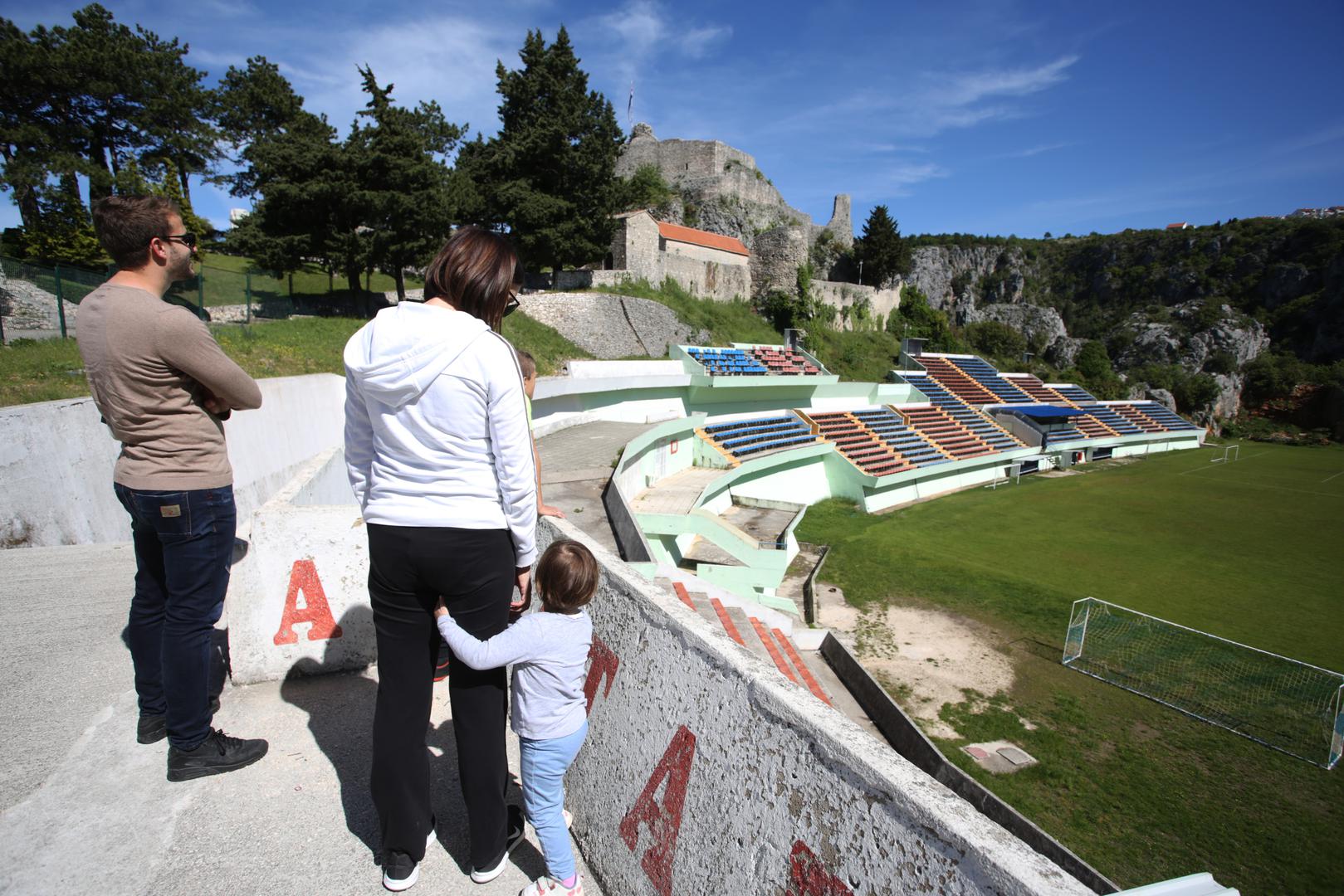 Specifičnost Gospina dolca jest to što je ugrađen među stijene, a nalazi se pokraj Modrog jezera, što ga čini dodatno atraktivnim.